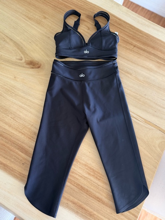ALO Yoga Pants - ALO Yoga Black Cropped Capris with Matching Black Sports Bra